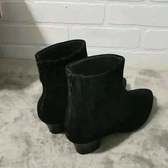Brand New Clarks Collection Women's Booties Size: 8.5 - Picture 1 of 7